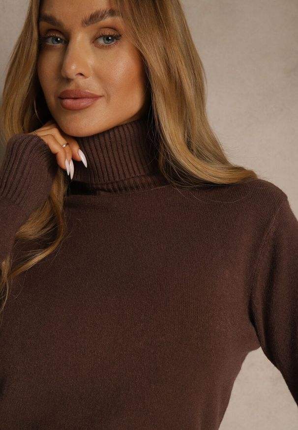 Renee - Brązowy Golf Sweter o Dopasowanym Kroju z Kaszmirem Zairith. Okazja: na spacer, do pracy, na co dzień, na spotkanie biznesowe. Typ kołnierza: golf. Kolor: brązowy. Materiał: kaszmir. Wzór: aplikacja. Styl: elegancki, casual, klasyczny, biznesowy