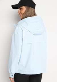 Born2be - Jasnoniebieska Kurtka Wiatrówka z Kieszeniami i Ściągaczami Braliana. Okazja: na spacer. Kolor: niebieski. Materiał: jeans. Styl: elegancki, sportowy #9
