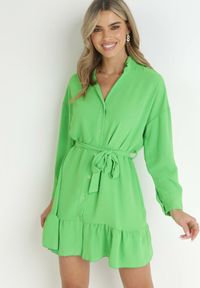 Born2be - Zielona Sukienka Koszulowa z Falbanką i Wiązanym Paskiem Fian. Kolor: zielony. Materiał: materiał. Długość rękawa: długi rękaw. Typ sukienki: koszulowe. Styl: klasyczny. Długość: mini #1