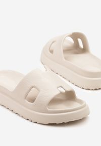 Born2be - Beżowe Klapki z Ozdobnymi Wycięciami Kinrela. Okazja: na plażę, na spacer. Kolor: beżowy. Sezon: lato. Styl: klasyczny, elegancki #4
