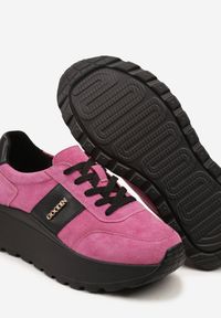 Renee - Różowo-Czarne Sneakersy na Platformie z Naturalnego Zamszu z Geometrycznym Wzorem i Napisem Latalissa. Okazja: na co dzień. Kolor: różowy. Materiał: zamsz. Wzór: geometria, napisy. Obcas: na platformie #2
