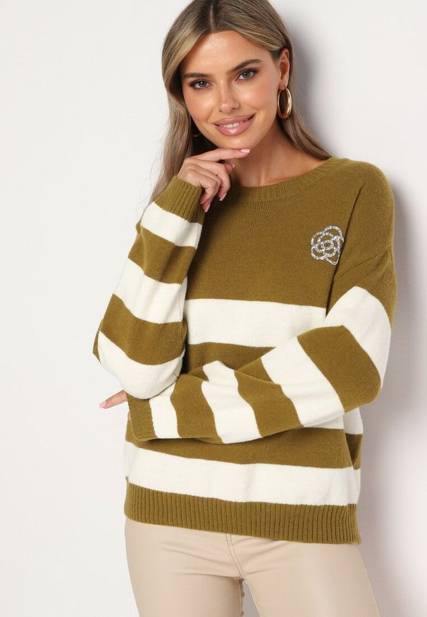 Born2be - Zielony Sweter z Wiskozą Ozdobiony Cyrkoniowym Kwiatkiem i Paskami Nevelos. Kolor: zielony. Materiał: wiskoza. Wzór: kwiaty, aplikacja. Sezon: zima