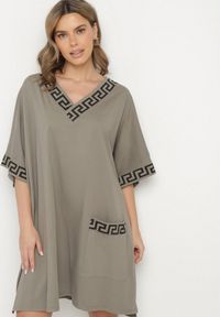 Born2be - Ciemnozielona Bawełniana Sukienka o Pudełkowym Kroju z Dekoltem w Serek Amosa. Okazja: na co dzień. Typ kołnierza: dekolt w serek. Kolekcja: plus size. Kolor: zielony. Wzór: geometria, aplikacja. Typ sukienki: dla puszystych. Materiał: bawełna. Długość rękawa: krótki rękaw. Sezon: lato, wiosna. Styl: casual, elegancki