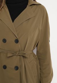 Born2be - Ciemnozielony Dwurzędowy Płaszcz z Bawełną i Regulowanymi Rękawami Ściągany z Tyłu Paskiem Mevalina. Okazja: do pracy. Kolor: zielony. Materiał: bawełna. Styl: klasyczny, elegancki #4