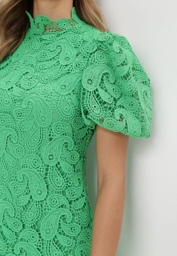 Born2be - Zielona Koronowa Sukienka ze Stójką i Bufiastym Rękawem Suminori. Typ kołnierza: kołnierzyk stójkowy. Kolor: zielony. Materiał: koronka. Długość: mini