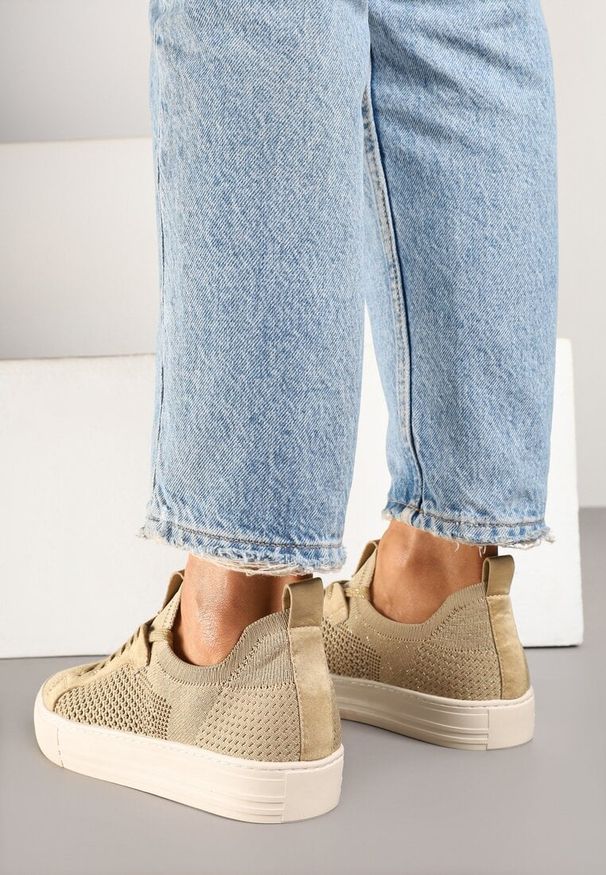 Renee - Ciemnobeżowe Sneakersy Ozdobione Siateczką Varlio. Okazja: na co dzień. Kolor: beżowy. Materiał: jeans. Wzór: aplikacja