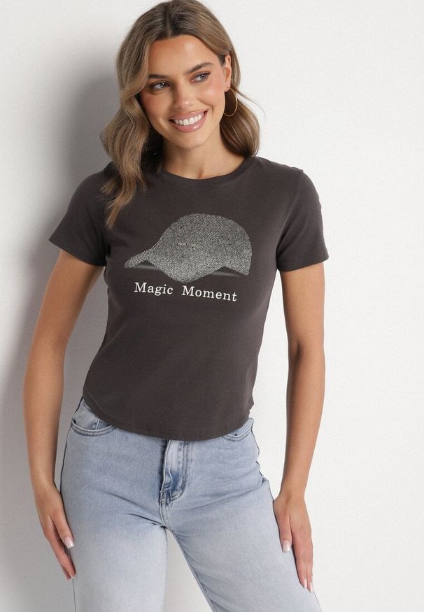 Born2be - Ciemnoszary T-shirt z Bawełny z Nadrukiem Czapki i Cyrkoniami Penilna. Okazja: na co dzień. Kolor: szary. Materiał: bawełna. Wzór: nadruk. Styl: klasyczny, casual