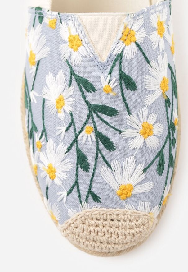 Renee - Niebieskie Espadryle Ozdobione Kwiatowym Haftem i Plecionką Kiranth. Okazja: na co dzień. Kolor: niebieski. Materiał: jeans. Wzór: aplikacja, haft, kwiaty. Sezon: lato. Styl: elegancki, casual