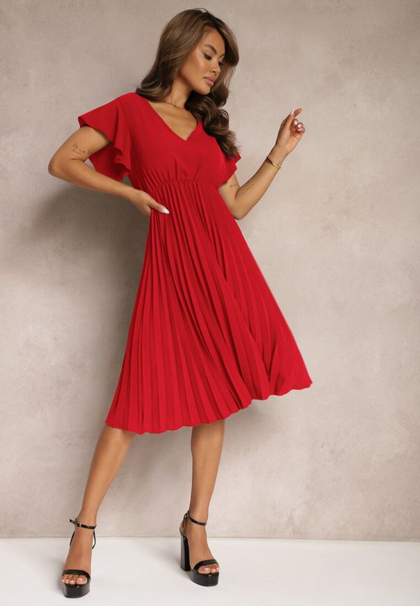 Renee - Czerwona Rozkloszowana Sukienka z Plisami i Dekoltem w V Rissari. Typ kołnierza: dekolt w kształcie V. Kolor: czerwony. Materiał: skóra, tkanina. Długość rękawa: krótki rękaw. Sezon: lato