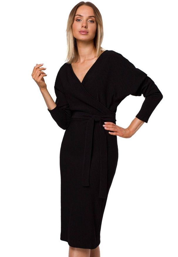 MOE - Elegancka dzianinowa sukienka z kopertową luźną górą. Materiał: dzianina. Typ sukienki: kopertowe. Styl: elegancki. Długość: midi