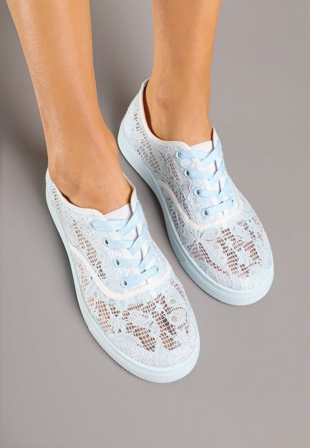 Renee - Jasnoniebieskie Tenisówki Ozdobione Koronką Orrisanne. Okazja: na co dzień. Kolor: niebieski. Materiał: koronka. Wzór: aplikacja, koronka. Styl: elegancki, casual, sportowy