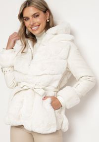 Born2be - Beżowa Futrzana Kurtka z Kapturem Wiązanym Paskiem i Rękawami z Imitacji Skóry z Klamrami Mesirya. Okazja: na co dzień. Typ kołnierza: kaptur. Kolor: beżowy. Materiał: skóra, futro. Wzór: aplikacja. Styl: casual, elegancki #1