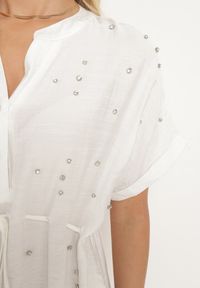 Born2be - Biała Pudełkowa Sukienka ze Ściągaczem w Talii Zdobiona Cyrkoniami Pilefia. Typ kołnierza: dekolt w kształcie V. Kolor: biały. Długość rękawa: krótki rękaw. Wzór: aplikacja. Styl: elegancki #3