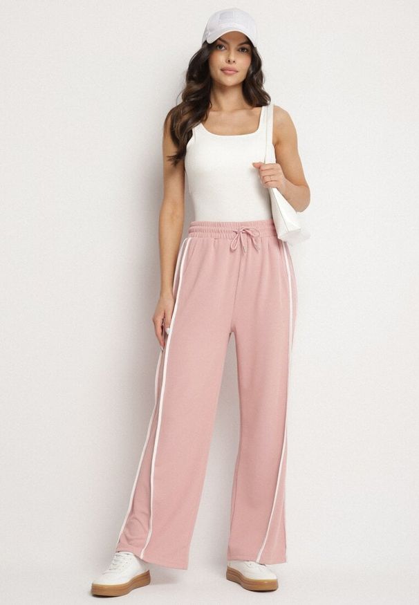 Born2be - Różowe Spodnie Dresowe o Szerokim Kroju z Wysokim Stanem i Lampasami Sopiva. Okazja: na co dzień. Stan: podwyższony. Kolor: różowy. Materiał: dresówka. Styl: casual, sportowy