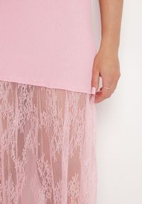 Born2be - Różowa Prążkowana Sukienka z Koronkowym Dołem Vilzedi. Kolor: różowy. Materiał: prążkowany, koronka. Typ sukienki: proste. Styl: glamour, elegancki #2