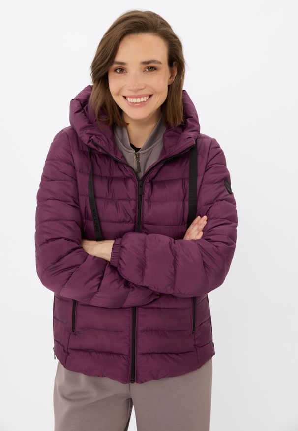 Volcano - Pikowana kurtka J-NORDIC. Kolor: fioletowy. Materiał: włókno, syntetyk, materiał, poliester, puch. Wzór: napisy. Sezon: zima. Styl: sportowy