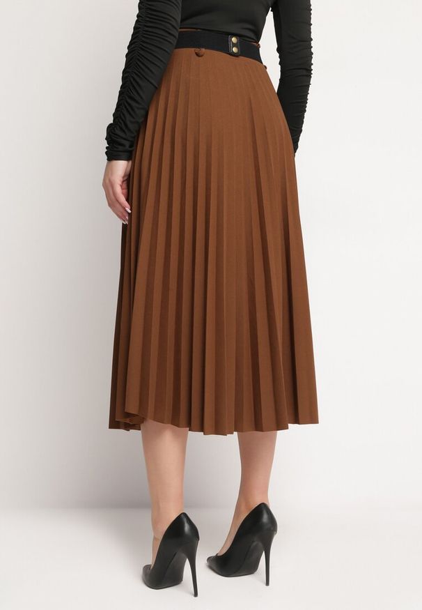 Born2be - Ciemnobrązowa Spódnica Plisowana z Paskiem Onie. Okazja: na co dzień. Kolor: brązowy. Styl: casual, elegancki