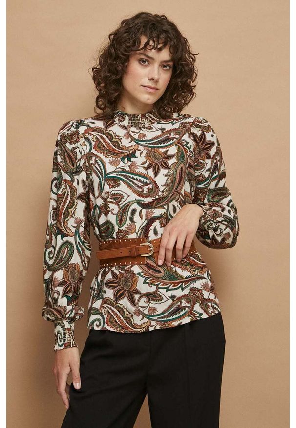 medicine - Medicine bluzka damska kolor beżowy wzorzysta. Typ kołnierza: kołnierzyk stójkowy. Kolor: beżowy. Materiał: tkanina. Długość rękawa: długi rękaw. Długość: długie