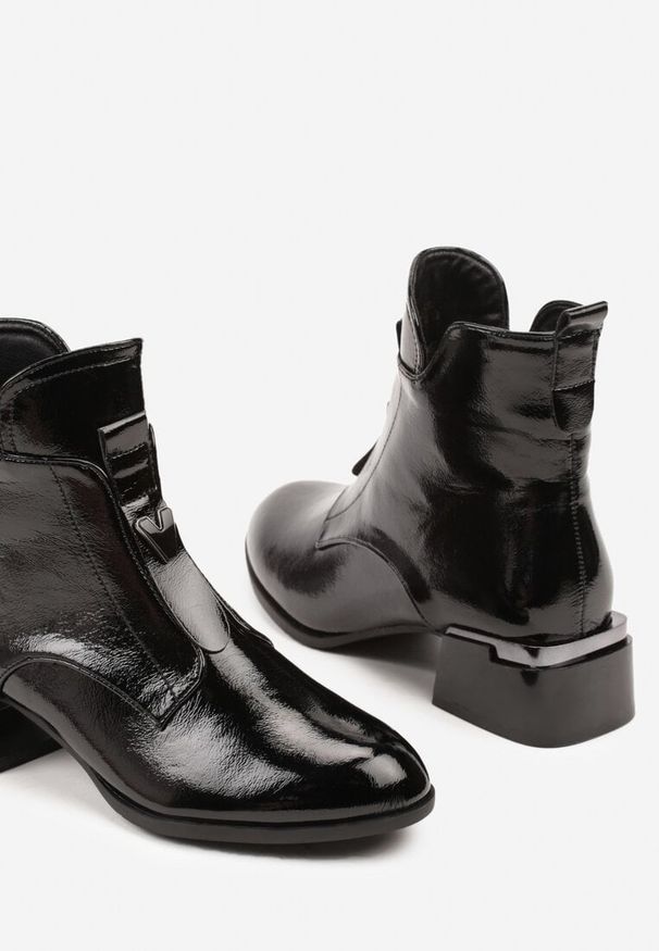 Renee - Czarne Lakierowane Botki Vices na Słupku z Efektem Cracked Nuneffa. Kolor: czarny. Materiał: lakier. Obcas: na słupku