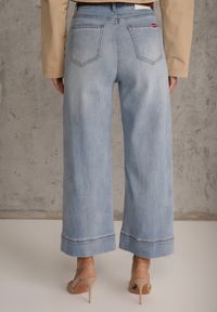 Renee - Niebieskie Szerokie Jeansy z Bawełną High Waist Ozdobione Przeszyciami Timolis. Okazja: na co dzień. Stan: podwyższony. Kolor: niebieski. Wzór: aplikacja. Styl: casual #4