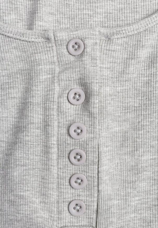 Renee - Szary Bawełniany Tank Top w Prążki z Ozdobnymi Guziczkami Bernissa. Okazja: na co dzień, na imprezę. Kolor: szary. Materiał: bawełna. Wzór: prążki. Styl: casual