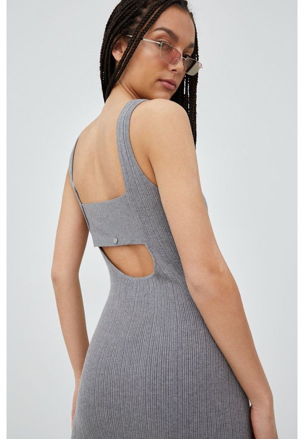 Superdry sukienka z domieszką lnu kolor szary midi dopasowana. Kolor: szary. Materiał: len. Długość rękawa: na ramiączkach. Wzór: gładki. Typ sukienki: dopasowane. Długość: midi