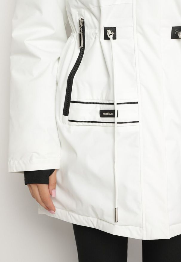 Born2be - Biała Kurtka Parka Zapinana na Napy Ściągana w Pasie Troczkami Arstilla. Okazja: na co dzień. Kolor: biały. Materiał: dzianina, jeans. Styl: elegancki, casual