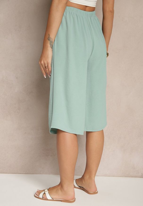 Renee - Jasnozielone Luźne Spodnie 3/4 z Kieszonkami Efrinea. Okazja: na co dzień. Kolor: zielony. Materiał: guma. Styl: elegancki, casual
