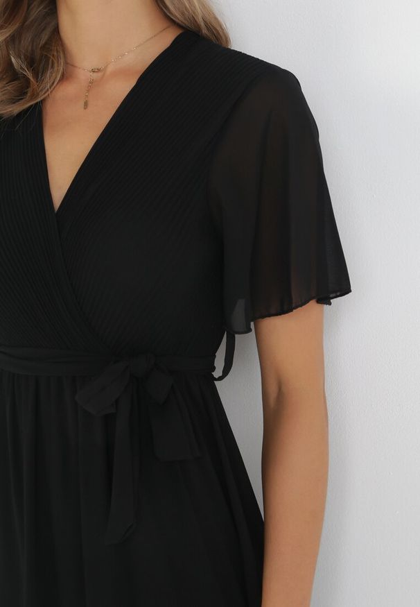 Born2be - Czarna Kopertowa Sukienka z Gumką w Pasie i Plisowaną Górą Davitri. Kolor: czarny. Materiał: materiał. Długość rękawa: krótki rękaw. Typ sukienki: kopertowe. Długość: maxi