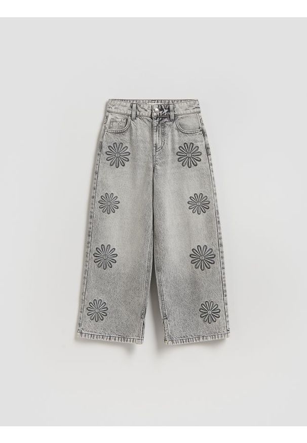 Reserved - Jeansy wide leg z haftem - szary. Kolor: szary. Wzór: haft