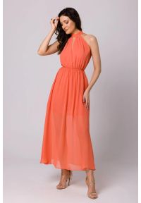 Sukienki.shop - Długa zwiewna sukienka szyfonowa pomarańczowa. Okazja: na randkę. Kolor: pomarańczowy. Materiał: szyfon. Styl: wizytowy. Długość: maxi #3