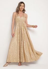 Born2be - Beżowa Sukienka z Wiskozy z Odkrytymi Plecami i Metalicznym Nadrukiem w Panterkę Linadea. Typ kołnierza: dekolt w serek. Kolor: beżowy. Materiał: wiskoza. Wzór: nadruk, motyw zwierzęcy. Typ sukienki: rozkloszowane #7