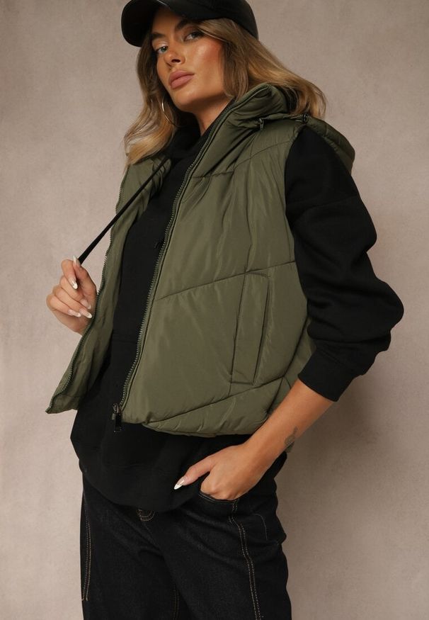 Renee - Ciemnozielona Pikowana Kamizelka Casual z Kapturem Olanissa. Okazja: na co dzień. Typ kołnierza: kaptur. Kolor: zielony. Materiał: poliester. Styl: casual