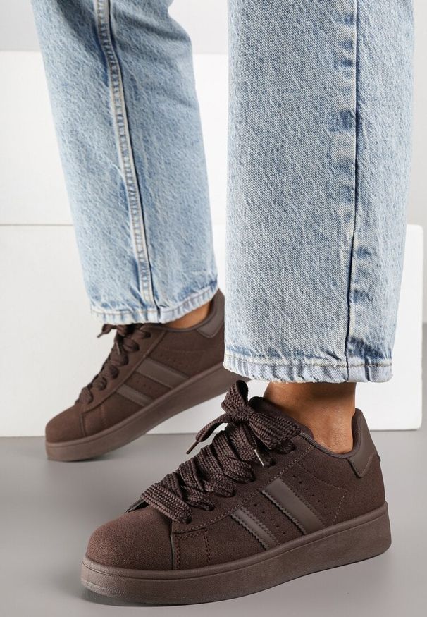 Renee - Brązowe Sneakersy na Niskiej Platformie z Naszywkami Flordexia. Okazja: na co dzień. Kolor: brązowy. Materiał: jeans. Wzór: aplikacja. Obcas: na platformie