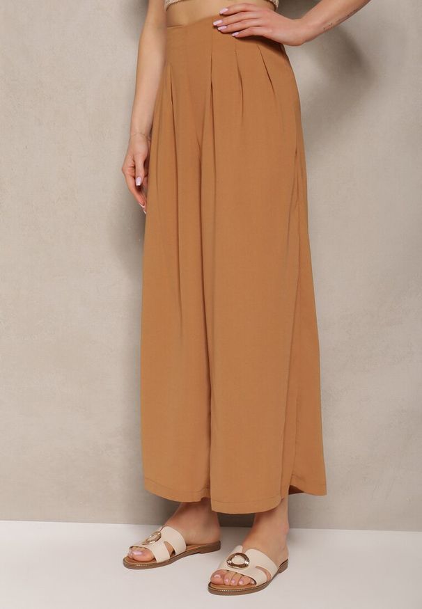 Renee - Jasnobrązowe Szerokie Spodnie High Waist Lataria. Okazja: na spotkanie biznesowe, do pracy. Stan: podwyższony. Kolor: brązowy. Wzór: kolorowy. Styl: biznesowy, elegancki