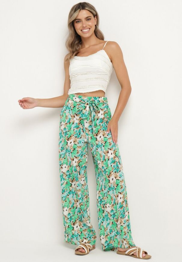 Born2be - Zielone Szerokie Spodnie z Gumką w Pasie i Materiałowym Paskiem oraz Kieszeniami Rallia. Kolor: zielony. Materiał: materiał