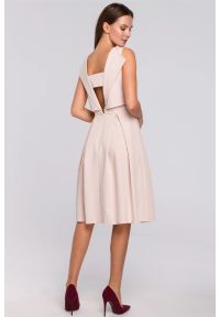 Sukienki.shop - Elegancka rozkloszowana sukienka z dekoltem na plecach beż. Okazja: do pracy. Kolor: beżowy. Styl: elegancki. Długość: midi #1