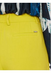 DKNY Spodnie materiałowe UK3PX024 Żółty Relaxed Fit. Kolor: żółty. Materiał: syntetyk #4