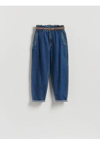 Reserved - Jeansy paperbag z paskiem - granatowy. Kolor: niebieski