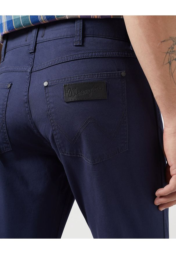 Wrangler - WRANGLER GREENSBORO MĘSKIE SPODNIE MATERIAŁOWE CHINO CHINOSY DARK NAVY 112350802 W15Q018200. Materiał: materiał