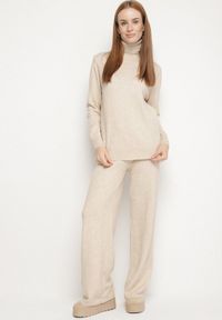 Born2be - Jasnobeżowy Dzianinowy Komplet z Wełną i Bawełną Spodnie i Sweter z Golfem Errele. Kolor: beżowy. Materiał: wełna, bawełna, dzianina. Sport: golf #1
