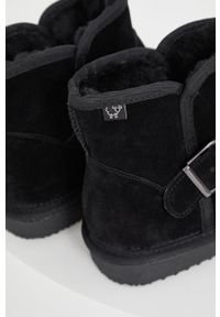 Answear Lab Śniegowce zamszowe kolor czarny. Nosek buta: okrągły. Kolor: czarny. Materiał: zamsz. Styl: wakacyjny