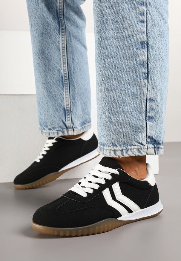 Renee - Czarne Sneakersy w Stylu Tenisówek z Paskami na Boku Cholewki Aitoria. Okazja: na co dzień. Zapięcie: pasek. Kolor: czarny. Szerokość cholewki: normalna