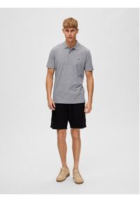 Selected Homme Polo 16087839 Szary Regular Fit. Typ kołnierza: polo. Kolor: szary. Materiał: bawełna