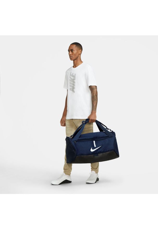 Torba Nike Academy Team Football Duffel Bag Medium 60l, Dla obu płci. Kolor: czarny, niebieski, wielokolorowy. Materiał: poliester, materiał. Sport: piłka nożna