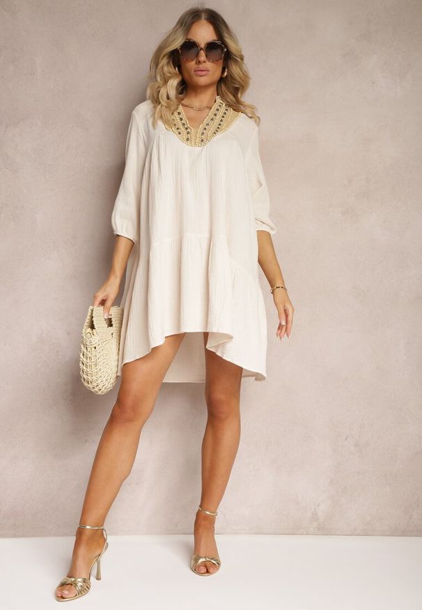 Renee - Beżowa Rozkloszowana Sukienka Mini Ozdobiona Plecionką Przy Dekolcie Rufta. Kolor: beżowy. Wzór: aplikacja. Sezon: lato. Typ sukienki: rozkloszowane. Styl: boho. Długość: mini