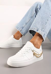 Born2be - Białe Sznurowane Sneakersy z Przeszyciami Ozdobione Odpinanym Łańcuszkiem Minesta. Okazja: na co dzień. Zapięcie: sznurówki. Kolor: biały. Wzór: aplikacja #5