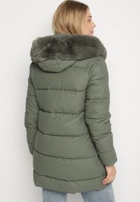 Born2be - Zielona Taliowana Kurtka z Pikowanymi Przeszyciami i Kapturem z Futrem Avileria. Okazja: na co dzień, na spacer. Kolekcja: plus size. Kolor: zielony. Materiał: futro. Styl: casual