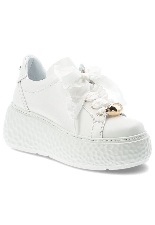 Sneakersy damskie Karino, cholewka ze skóry naturalnej licowej wiązanie z przodu szeroką wstążką metalowe detale zabudowany przód na grubszej podeszw. Kolor: biały. Materiał: skóra. Szerokość cholewki: normalna