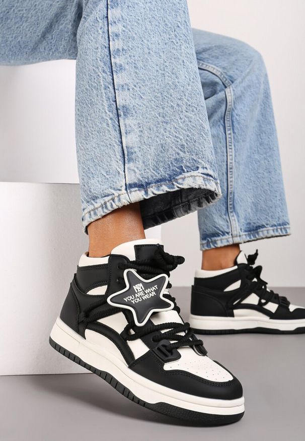 Born2be - Biało-Czarne Sneakersy z Wysoką Cholewka na Płaskiej Podeszwie z Gwiazdą Savilia. Okazja: na co dzień. Nosek buta: okrągły. Zapięcie: sznurówki. Kolor: biały. Szerokość cholewki: normalna. Wzór: aplikacja. Wysokość cholewki: przed kolano. Materiał: jeans. Sezon: jesień, wiosna. Obcas: na płaskiej podeszwie